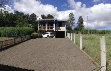 Imagem 3: Lindo sobrado de alvenaria, todo cercado de tela, linda vista da região