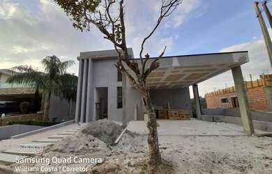 Imagem: A casa possui 4 Dormitórios, 1 Banheiro, 5 Vagas na garagem