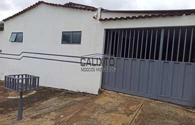 Imagem: A casa possui 3 Dormitórios, 1 Banheiro, 2 Vagas na garagem