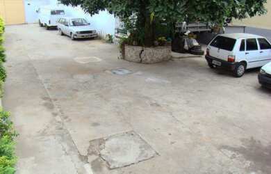 Imagem: A casa possui 3 Dormitórios, 2 Banheiros, 5 Vagas na garagem