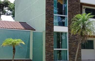 Imagem: A casa possui 3 Dormitórios, 2 Banheiros, 2 Vagas na garagem