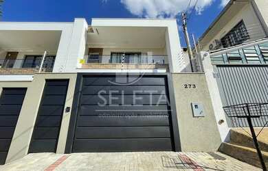 Imagem: A casa possui 2 Dormitórios, 1 Banheiro, 2 Vagas na garagem