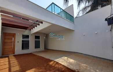 Imagem: A casa possui 2 Dormitórios, 3 Banheiros, 1 Vaga na garagem