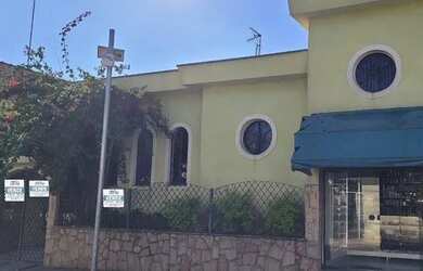 Imagem: A casa possui 3 Dormitórios, 3 Banheiros, 1 Vaga na garagem