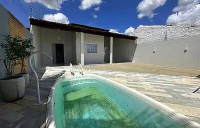 Imagem: A casa possui 2 Dormitórios, 1 Banheiro, 1 Vaga na garagem