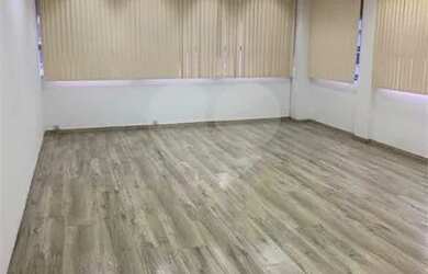 Imagem: O depósito possui 3 Vagas na garagem, 160m² de Área e está