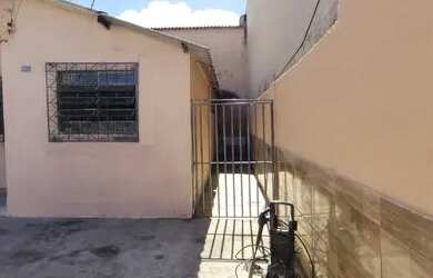 Imagem: A casa possui 2 Dormitórios, 1 Banheiro, 2 Vagas na garagem