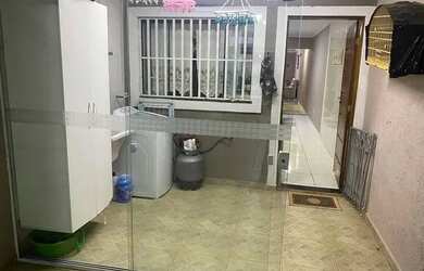 Imagem: A casa possui 2 Dormitórios, 1 Banheiro, 1 Vaga na garagem