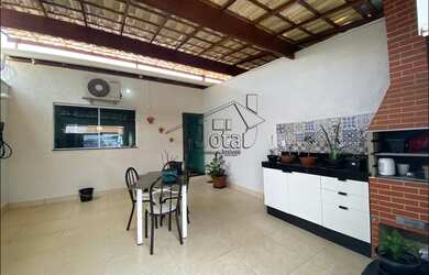 Imagem: A casa possui 2 Dormitórios, 2 Banheiros, 1 Vaga na garagem