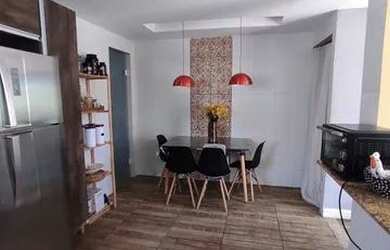 Imagem: A casa possui 2 Dormitórios, 2 Banheiros, 2 Vagas na garagem