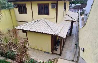 Imagem: A casa possui 4 Dormitórios, 3 Banheiros, 2 Vagas na garagem