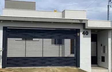 Imagem: A casa possui 3 Dormitórios, 2 Banheiros, 2 Vagas na garagem