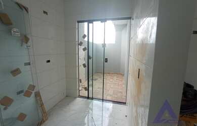 Imagem: A casa possui 2 Dormitórios, 1 Banheiro, 2 Vagas na garagem