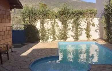 Imagem: A casa possui 3 Dormitórios, 2 Banheiros, 2 Vagas na garagem