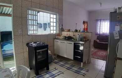 Imagem: A casa possui 2 Dormitórios, 1 Banheiro, 3 Vagas na garagem