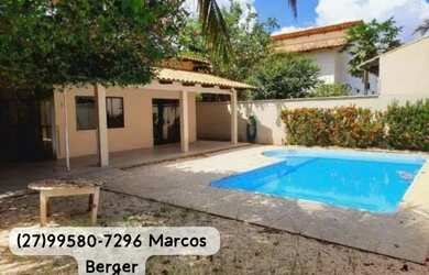 Imagem: A casa possui 3 Dormitórios, 2 Banheiros, 2 Vagas na garagem