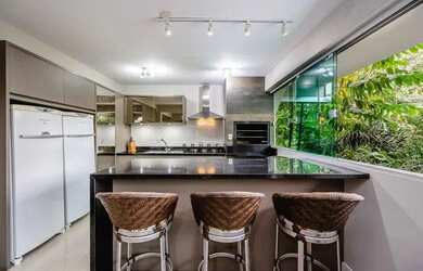 Imagem: A casa possui 4 Dormitórios, 5 Banheiros, 4 Vagas na garagem