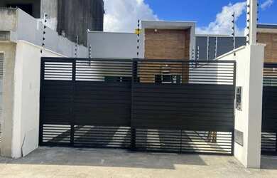 Imagem: A casa possui 2 Dormitórios, 2 Banheiros, 2 Vagas na garagem