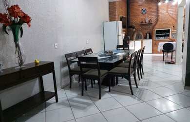 Imagem: A casa possui 3 Dormitórios, 3 Banheiros, 1 Vaga na garagem