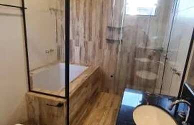 Imagem: A casa possui 3 Dormitórios, 2 Banheiros, 2 Vagas na garagem