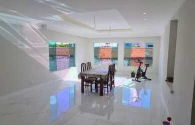 Imagem: A casa possui 4 Dormitórios, 2 Banheiros, 4 Vagas na garagem