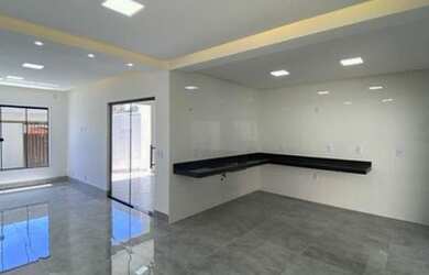 Imagem: A casa possui 3 Dormitórios, 2 Banheiros, 2 Vagas na garagem