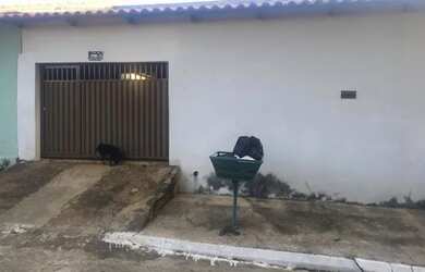 Imagem: A casa possui 2 Dormitórios, 1 Banheiro, 3 Vagas na garagem