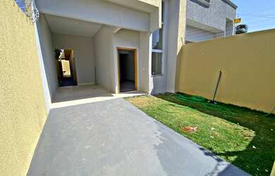 Imagem: A casa possui 3 Dormitórios, 2 Banheiros, 2 Vagas na garagem