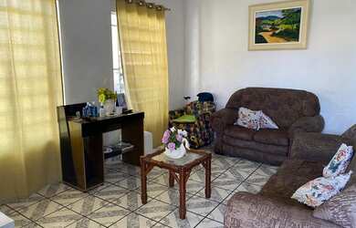 Imagem: A casa possui 5 Dormitórios, 2 Banheiros, 4 Vagas na garagem