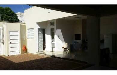 Imagem: A casa possui 3 Dormitórios, 3 Banheiros, 4 Vagas na garagem