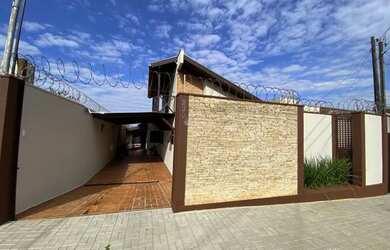 Imagem: A casa possui 3 Dormitórios, 2 Banheiros, 3 Vagas na garagem