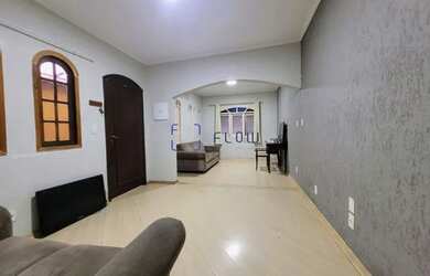 Imagem: A casa possui 2 Dormitórios, 3 Banheiros, 2 Vagas na garagem