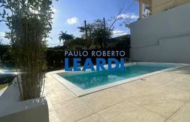 Imagem: A casa possui 4 Dormitórios, 3 Banheiros, 2 Vagas na garagem