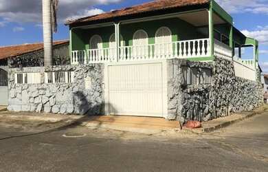 Imagem: A casa possui 5 Dormitórios, 4 Banheiros, 5 Vagas na garagem