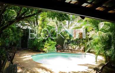 Imagem: A casa possui 5 Dormitórios, 5 Banheiros e 700m² de Área