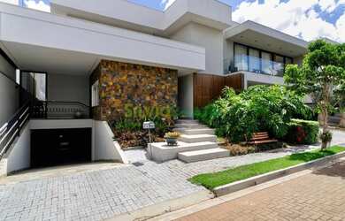 Imagem: A casa em condomínio possui 4 Dormitórios, 4 Banheiros, 5