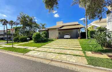 Imagem: A casa possui 4 Dormitórios, 5 Banheiros, 4 Vagas na garagem