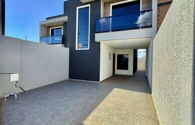 Imagem: A casa possui 2 Dormitórios, 1 Banheiro, 2 Vagas na garagem