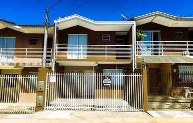 Imagem: A casa possui 2 Dormitórios, 3 Banheiros, 1 Vaga na garagem