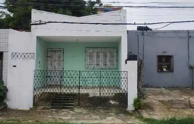 Imagem: A casa possui 3 Dormitórios, 2 Banheiros, 1 Vaga na garagem