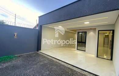 Imagem: A casa possui 3 Dormitórios, 3 Banheiros, 2 Vagas na garagem