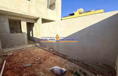 Imagem: A casa possui 2 Dormitórios, 3 Banheiros, 2 Vagas na garagem