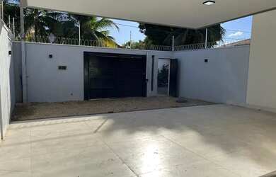 Imagem: A casa possui 3 Dormitórios, 3 Banheiros, 3 Vagas na garagem