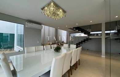 Imagem: A casa possui 4 Dormitórios, 5 Banheiros, 2 Vagas na garagem