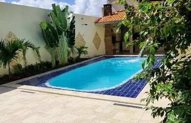 Imagem: A casa possui 3 Dormitórios, Acomodam 12 pessoas, 3 Vagas na