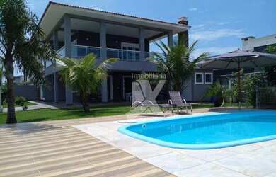 Imagem: A casa possui 4 Dormitórios, 3 Banheiros, 2 Vagas na garagem