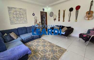 Imagem: A casa possui 3 Dormitórios, 4 Banheiros, 1 Vaga na garagem