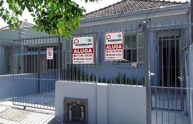 Imagem: A casa possui 3 Dormitórios, 1 Banheiro, 1 Vaga na garagem