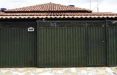 Imagem: A casa possui 5 Dormitórios, 3 Banheiros, 3 Vagas na garagem