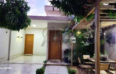 Imagem: A casa possui 3 Dormitórios, 2 Banheiros, 2 Vagas na garagem